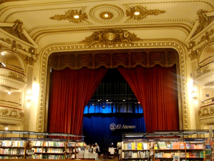 Foto da Livraria Ateneu na Av. Santa F, antigo teatro