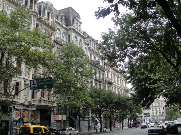 Av. De Mayo com seus prdios de arquitetura que lembra Paris