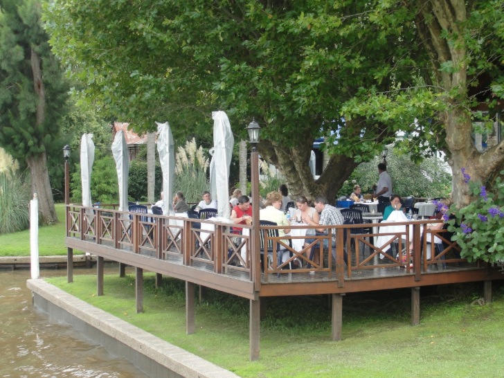 O local do restaurante Gato Blanco,  beira do rio,  muito agradvel