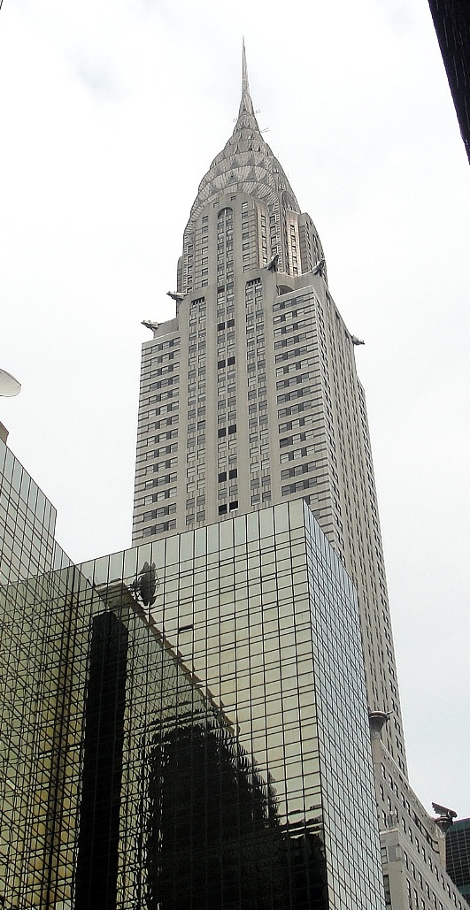 Foto do Chrysler building visto da rua 42
