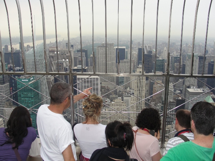 Pessoas admirando a vista em direo ao Central Park no observatrio do Empire State Building