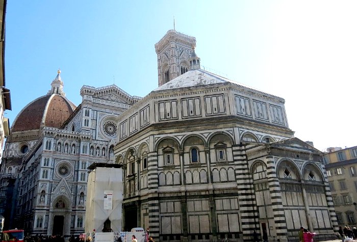Foto da Piazza del Duomo com Batistrio em primeiro plano e Catedral de Maria Del Fiore ao fundo