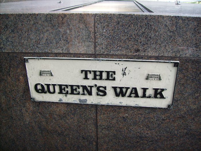 Placa indicativa  The Queens Walk