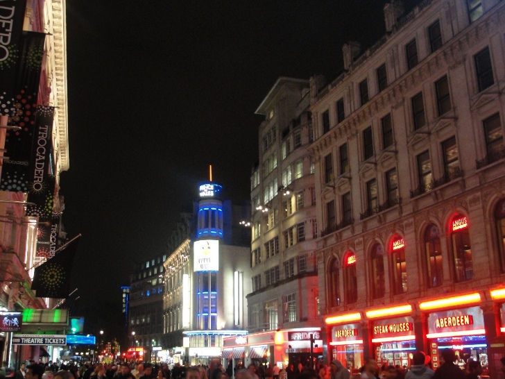 Regio da Piccadilly Circus, centro da agitao noturna em Londres