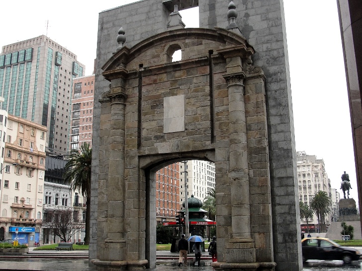 Portal entrada da Cidad Vieja, o que sobrou de uma muralha derrubada em 1829 que protegia a antiga Montevidu.