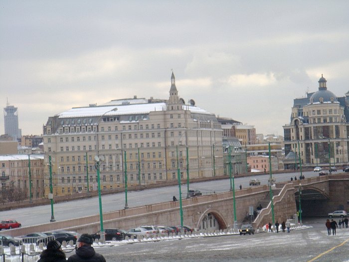 Nas proximidades da praa vermelha, a ponte sobre o rio Moscou