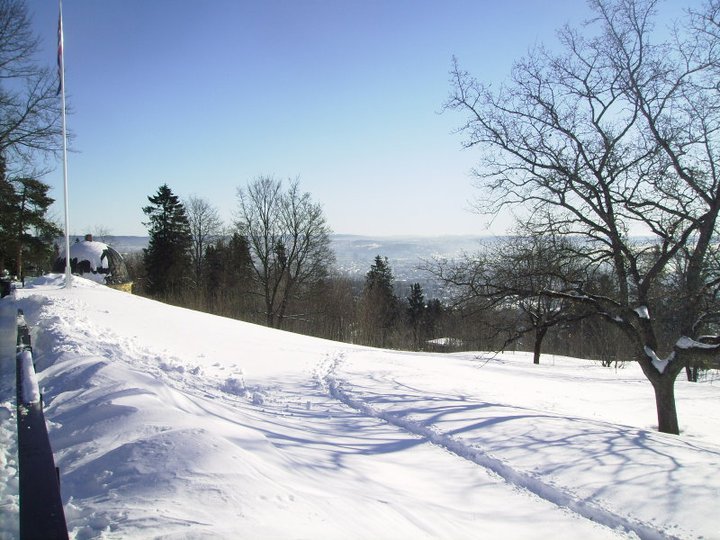 Foto da Holmenkollen, montanha onde est National Ski Arena