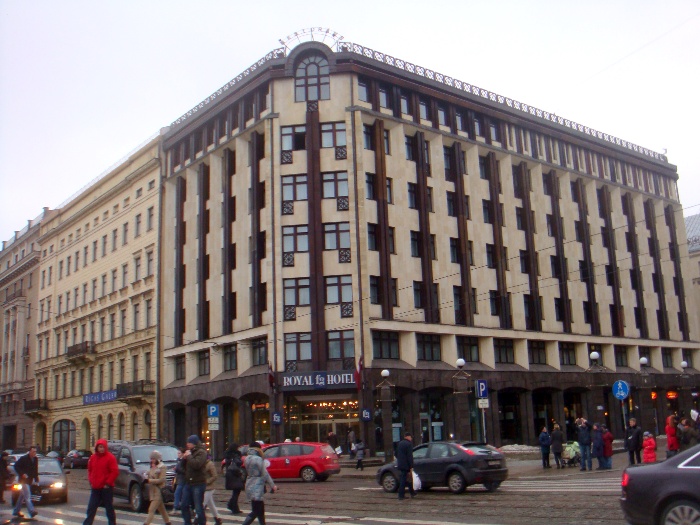 No centro antigo, mais um dos luxuosos hotis de Riga