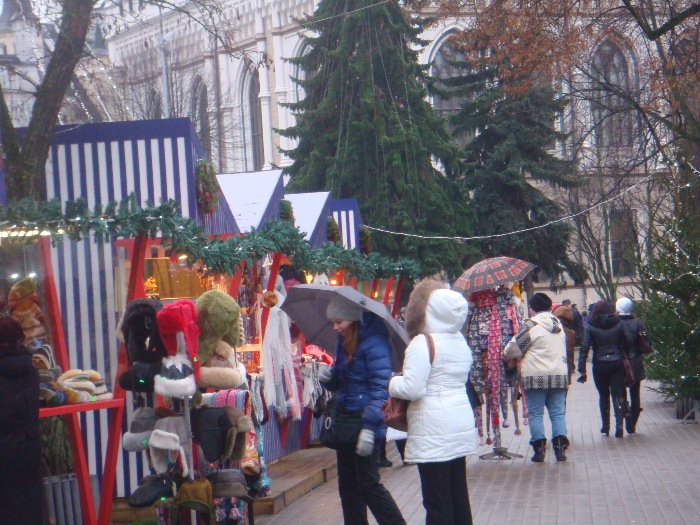 Pessoas passeando por um das feirinhas com roupas e equipamentos para combater o frio