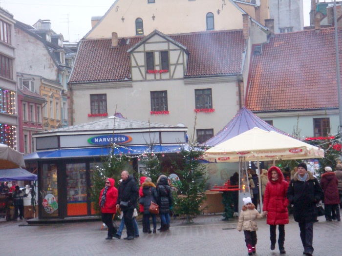 Praa no centro histrico de Riga, com suas casas tpicas
