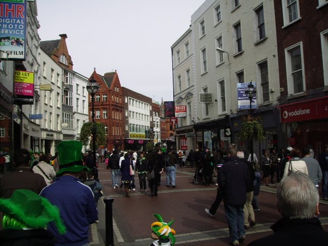 Celebrao do Saint Patrick's Day em Grafton street, rua de pedestres em Dublin.