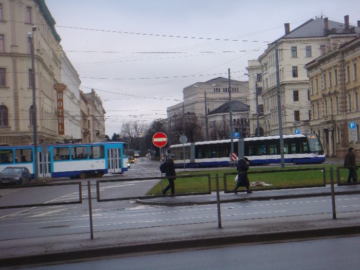 Em uma importante avenida de Riga, o encontro dos eltricos (o moderno e o antigo) com o nibus