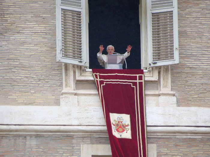 Beno Papal aos Domingos. Papa Bento XVI.