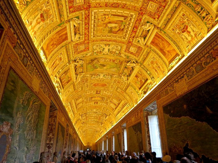 Alm das obras de arte, podemos admirar os belos tetos dos Museus do Vaticano.