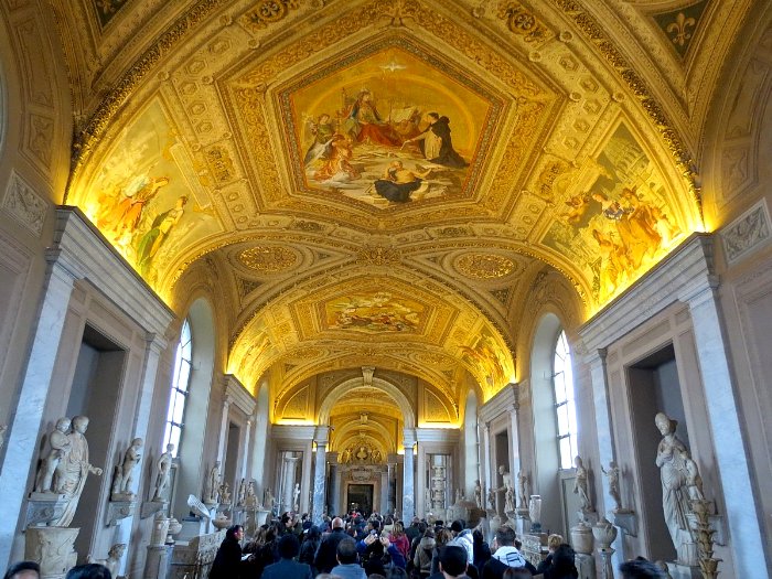 Os Museus do Vaticano costumam ser lotados.  preciso seguir a multido em meio as esculturas.