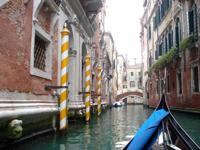 Passeio de gndola pelos canais de Veneza