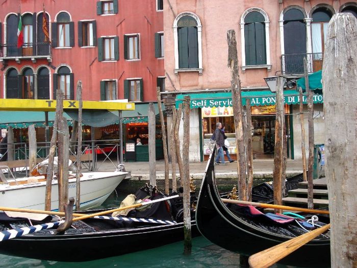 Fotos da Gndolas nos canais de Veneza