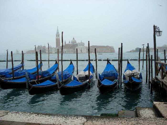 Gndolas nos canais de Veneza